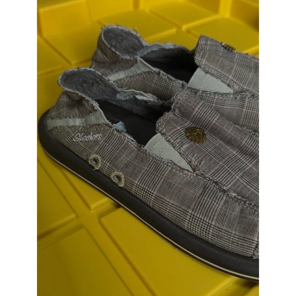Sketchers size 6 slip ons with fuzzy insides